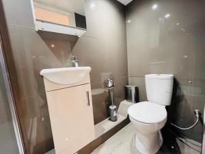 Stylish 5BR 5BA Home in Salford Street Parking