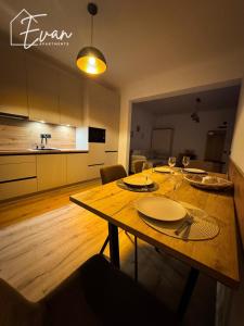 Garden Jacuzzi Apartment by Evan Apartments