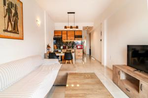 ACROPOLIS CASA Historic Centre Top Floor Elegant Stylish Retreat 150m to Metro & Attractions