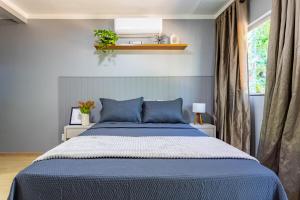 Apto com Ar e varanda a 5 min do aeroporto