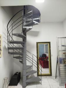 Casa com três quartos e carro a disposição