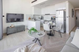 Frank Porter - Binghatti Corner