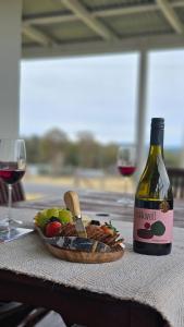 Family Farmside Retreat! Wine, Roos + Pet friendly