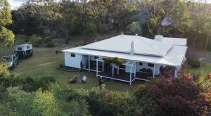 Family Farmside Retreat! Wine, Roos + Pet friendly