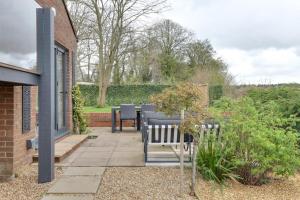 Two bedroom house with far-reaching country views