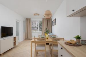 Beautiful & Bright Walowa Apartments with Balcony by Noclegi Renters