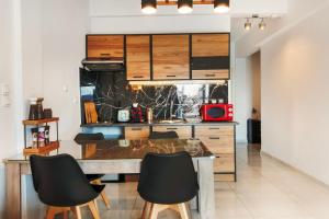 ACROPOLIS CASA Historic Centre Top Floor Elegant Stylish Retreat 150m to Metro & Attractions