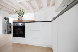 Villa am See für bis zu 6 Personen mit Kaminofen, Badewanne und Sauna - Haustiere herzlich willkommen, direkt am Wasser gelegen