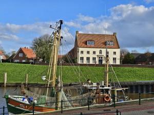 Ferienwohnung Pewsum in Greetsiel - gemütliche Ferienwohnung für bis zu 2 Personen direkt am Hafen mit Blick auf den Hafen - Haustiere herzlich willkommen