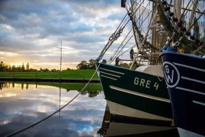 Ferienwohnung Pewsum in Greetsiel - gemütliche Ferienwohnung für bis zu 2 Personen direkt am Hafen mit Blick auf den Hafen - Haustiere herzlich willkommen