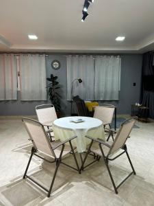 Apartamento com piscina compartilhada, próximo à BR-101