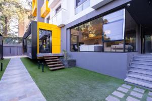 supreme newly furnished apartment with ample parking space, swimming pool ,fully equipped gym child play area and unbeatable city views