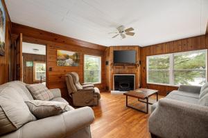 Rennie Lake Hideaway Home