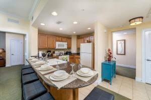 Heritage Crossing Retreat, 3 bed, 2 bath, Stunning Views, 2 balconies, 130