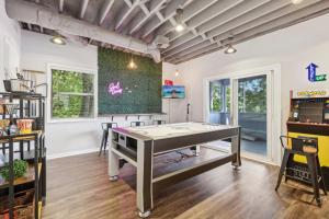 Lakefront Escape with Sauna Hot Tub BBQ & Games