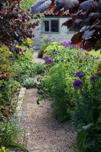 The Old Piggery - tranquil garden guest cottage