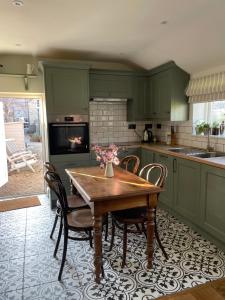 The Old Piggery - tranquil garden guest cottage