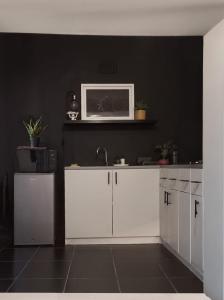 Stylish Melville Retreat - Close to Cafés - Solar Backup