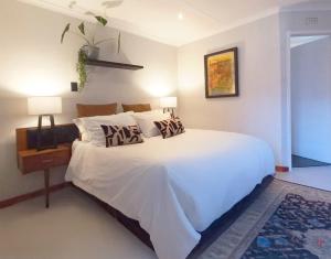 Stylish Melville Retreat - Close to Cafés - Solar Backup