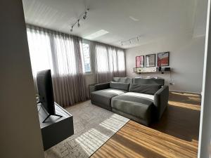 Loft Confortável + sofá cama | Cons. EUA e EzTower