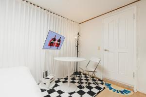 BNear Hongdae Station, 30sec on foot