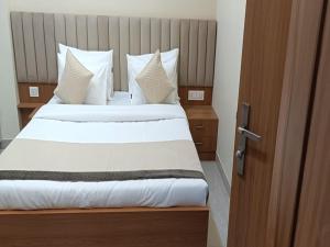 Akshay premium suites 1 BHK Serviced Apartments Near Medanta Hospital