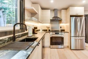 Hike, Ski and Explore Serene Danbury Cabin with Sauna