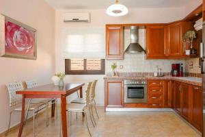 Spartia Bay Cottage by Vintage Travel