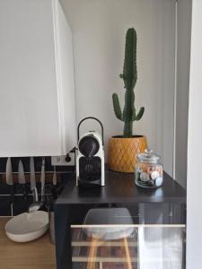 Studio climatisé avec balcon proche Champs-Élysées