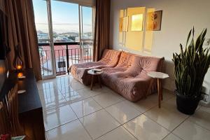 Vista do pôr de sol, 5 min a pé da praia Tartarugas, 3 supermercados e igreja universal, super arejado