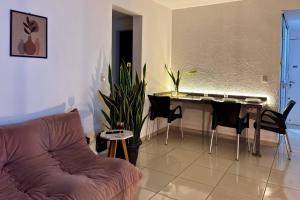 Vista do pôr de sol, 5 min a pé da praia Tartarugas, 3 supermercados e igreja universal, super arejado