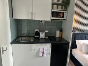 Islington Studio for 2 - Private Bath & Smart TV