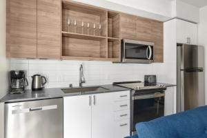 Blueground West Queen Anne balcony nr Kerry Park SEA-936