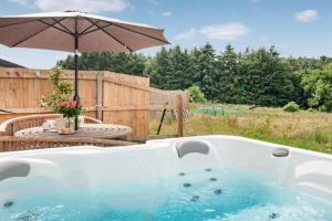 2 Bed Cottage - Hot Tub Garden Parking