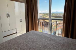 Vista do pôr de sol, 5 min a pé da praia Tartarugas, 3 supermercados e igreja universal, super arejado