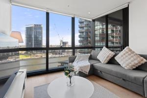 98N Abnb-Style Apt Yarra view with Pool and Free Parking plus 1 Min to Tram
