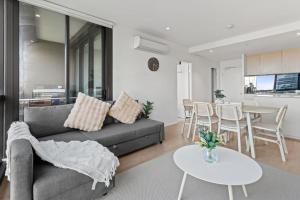 98N Abnb-Style Apt Yarra view with Pool and Free Parking plus 1 Min to Tram