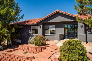Incredible Red Rock Views Hot Tub Hiking