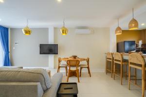 3BR Artful Retreat with Private Pool, Bathtub in Seminyak, 10 min to beach