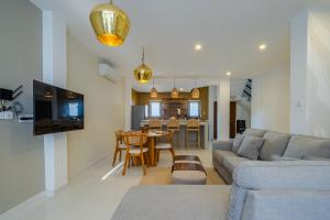 3BR Artful Retreat with Private Pool, Bathtub in Seminyak, 10 min to beach