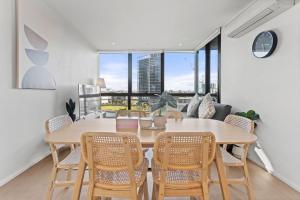98N Abnb-Style Apt Yarra view with Pool and Free Parking plus 1 Min to Tram