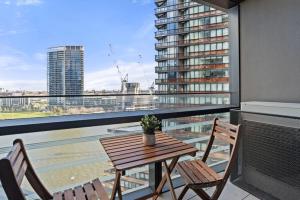 98N Abnb-Style Apt Yarra view with Pool and Free Parking plus 1 Min to Tram