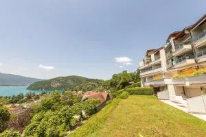 L'Hermitage, 3 appartements avec terrasse, vue lac, parking et PISCINE, LLA Selections by Location Lac Annecy (L'Arcadia Panoramique - Terrasse Vue Lac et Piscine)