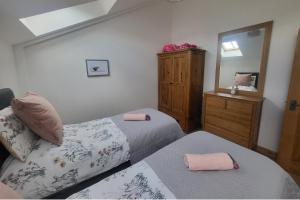 3 Bedroom Cottage - Sleeps 5 - Hot Tub Parking
