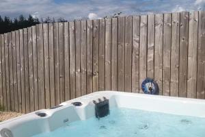 3 Bedroom Cottage - Sleeps 5 - Hot Tub Parking