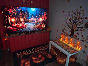 Relax & Recharge - a Unique Suite with a Touch of Luxury - Hot Tub and Sauna Inspired Decor #NOT A REAL SAUNA# Easy City Access - direct train 15 min to city