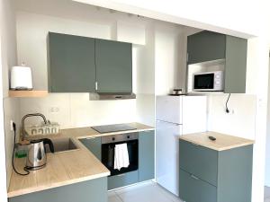 Prime Stay - Deluxe 3 Bedroom Family Apartment - Parking Included