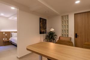 103 Design Loft Escape Hammock AC & Great Vibes