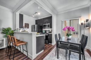 Heart of La, Walk to everything!!