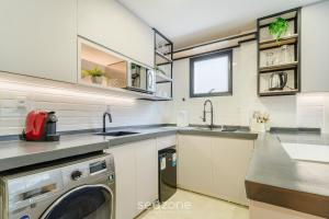 Estúdio em prédio com piscina SCA0108